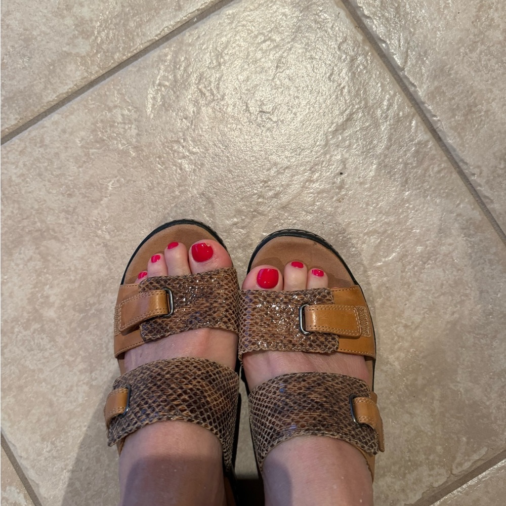 Never been worn Clarks fashion sandal.  Size 10 - Picture 8 of 8
